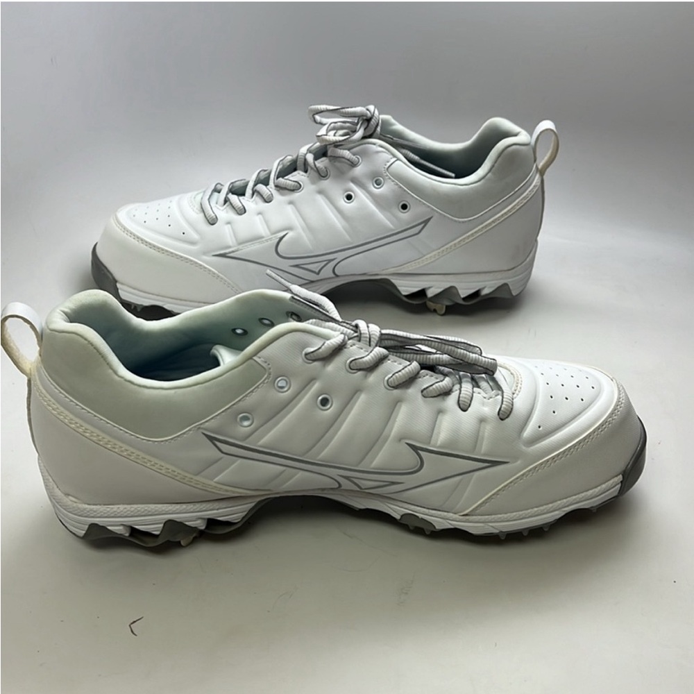Mizuno Women’s 9-Spike Swift 7 Metal Softball Cleats Size 11 White/ Silver